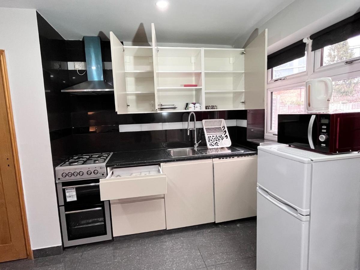 Full Studio Near Heathrow Airport & London Hayes  Exterior photo