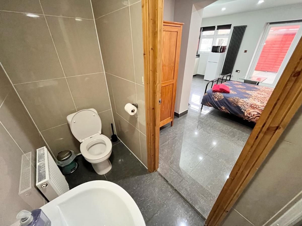 Full Studio Near Heathrow Airport & London Hayes  Exterior photo